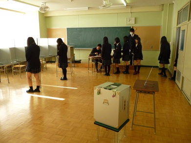 模擬投票の様子（教室）の画像
