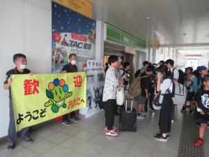 弘前市訪問団を横断幕でお出迎え