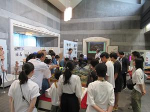 新田荘歴史資料館の見学の様子
