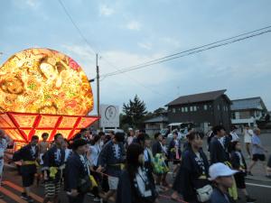 法被姿の弘前市団員が尾島ねぷたを引いている様子