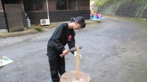 薪割り　ナタで薪を割ってみよう