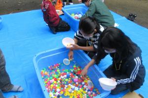 縁日　ヨーヨー掬い、スーパーボール掬い