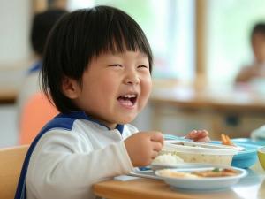 給食を食べるこども