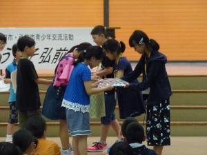 弘前市の子どもたちとの交流の様子