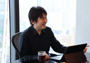 取材を受ける岐部昌幸さん