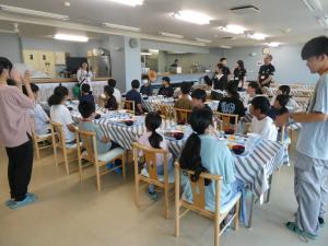 朝食の様子