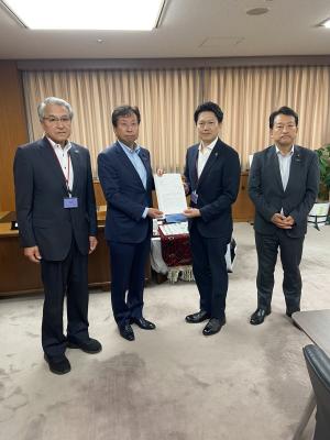 市長から経済産業省に要望書を提出している画像