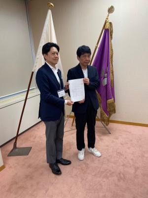 市長から山本知事に要望書を提出している画像