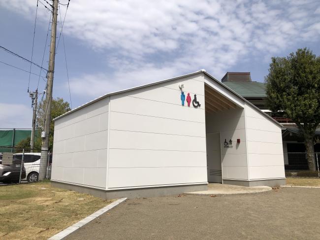 運動公園児童遊園公衆トイレ_外観1
