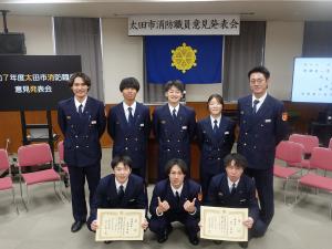 意見発表後の代表者8名の記念写真