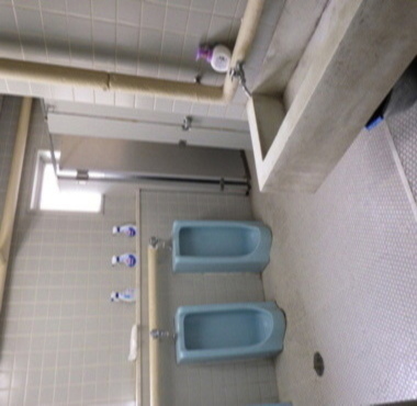 藪塚本町小男子トイレ改修前の画像