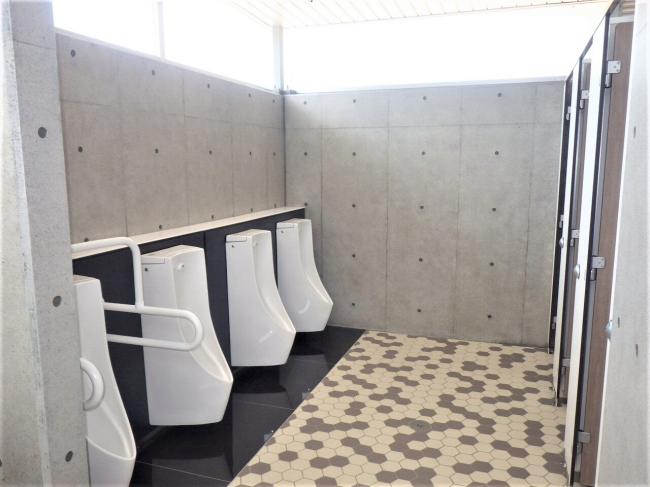 太田市運動公園中央広場屋外トイレ_内観1