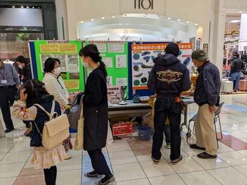 屋内ブースの様子の画像