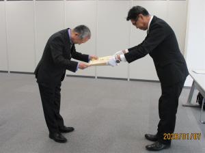 群馬県地域福祉課長より表彰を受ける太田市民生児童委員協議会長