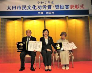 副市長と受賞者の写真です