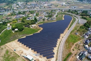 上空から見たおおた太陽光発電所の写真