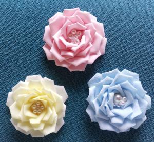 つまみ細工で作った薔薇