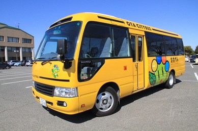 黄色い市営無料バスの画像