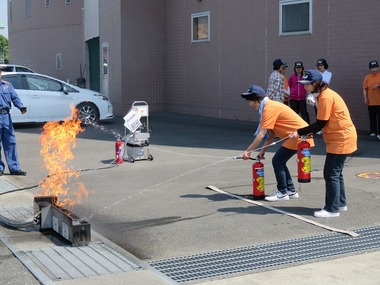 防火教室での消火器取扱い訓練の画像