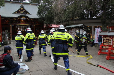 消防団員の新型防火衣（銀色から紺色へ）の画像