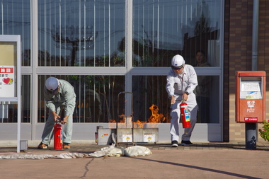 施設関係者による消火器を使った消火訓練の画像