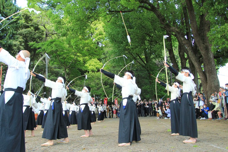 鎌倉に向かって矢を放つ画像