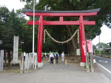 生品神社を参拝する画像