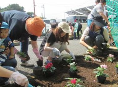 親子で花植え