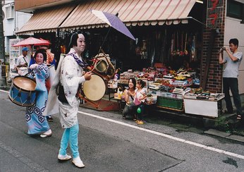 9．開山忌の参道（撮影場所6）の画像