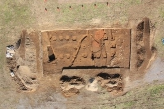 前殿跡（上空から。平成21年撮影。）の画像