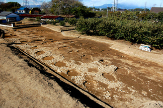 調査で見つかった北長屋建物跡（南東から。平成19年撮影。）の画像