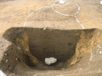 長屋建物跡の柱掘かたの断面（平成19年撮影。）の画像