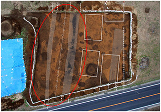 調査で見つかった区画溝（上空から。平成26年撮影。）の画像