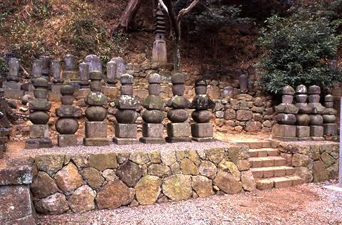 金­龍寺由良氏­五輪塔並び­に新田義貞­公供養塔­