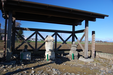 伝新田義重の宝塔