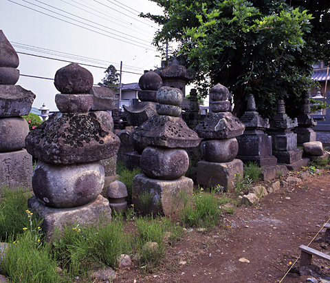 旧常楽寺の石塔群