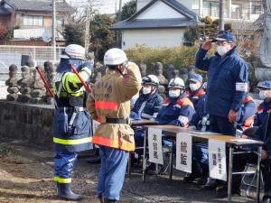 副署隊長、第5方面隊長が太田市教育長（統監）に訓練開始報告する画像