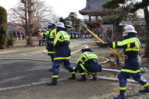 団員の放水隊形の画像