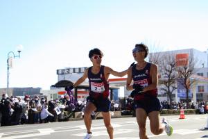 ニューイヤー駅伝のタスキリレーの様子