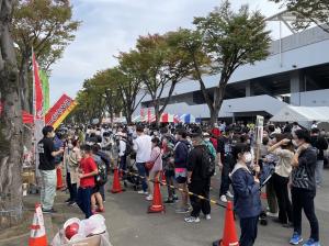 令和4年度交流都市物産市の稚内観光物産のラーメンが賑わっている様子