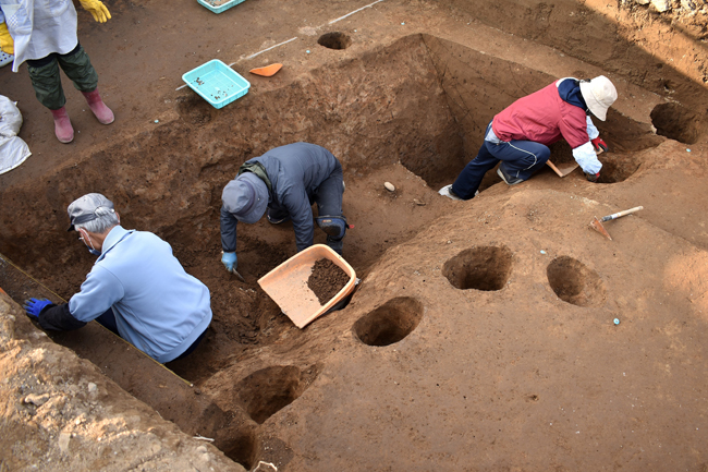 東部地区遺跡群で確認された館の堀と思われる溝の調査状況